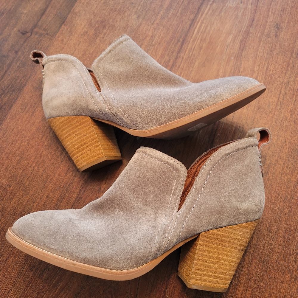 Like New Jeffrey Cambell "Rosalie" Suede Booties Size 9